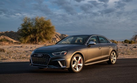 2020 Audi S4 (US-Spec) Front Three-Quarter Wallpapers 450x275 (19)