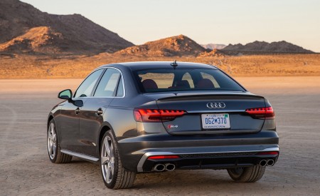 2020 Audi S4 (US-Spec) Rear Three-Quarter Wallpapers 450x275 (22)