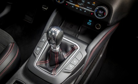 2020 Ford Kuga Plug-In Hybrid ST-Line Interior Detail Wallpapers 450x275 (41)