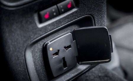 2020 Ford Kuga Plug-In Hybrid Vignale Interior Detail Wallpapers 450x275 (24)