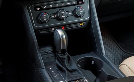 2020 Volkswagen Atlas Cross Sport SE with Technology (Color: Tourmaline Blue) Central Console Wallpapers 450x275 (18)