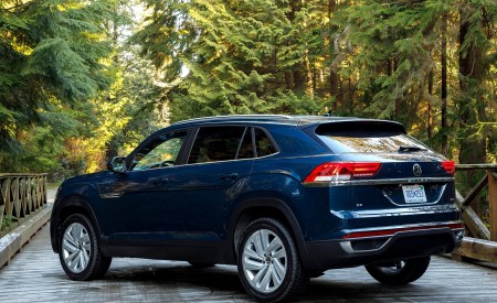 2020 Volkswagen Atlas Cross Sport SE with Technology (Color: Tourmaline Blue) Rear Three-Quarter Wallpapers 450x275 (12)