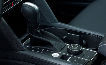 2020 Volkswagen Atlas Cross Sport SEL (Color: Aurora Red) Central Console Wallpapers 450x275 (80)