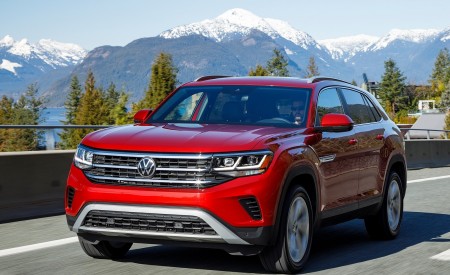 2020 Volkswagen Atlas Cross Sport SEL (Color: Aurora Red) Front Three-Quarter Wallpapers 450x275 (49)