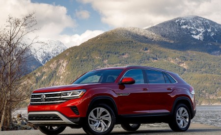 2020 Volkswagen Atlas Cross Sport SEL (Color: Aurora Red) Front Three-Quarter Wallpapers 450x275 (61)