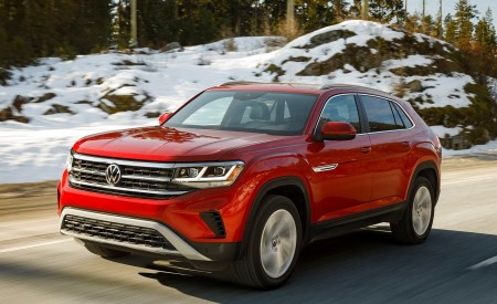 2020 Volkswagen Atlas Cross Sport SEL (Color: Aurora Red) Front Three-Quarter Wallpapers 450x275 (52)