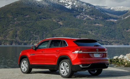 2020 Volkswagen Atlas Cross Sport SEL (Color: Aurora Red) Rear Three-Quarter Wallpapers 450x275 (64)