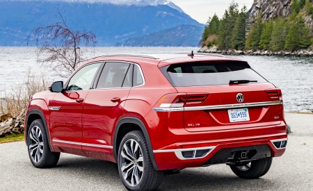 2020 Volkswagen Atlas Cross Sport SEL (Color: Aurora Red) Rear Three-Quarter Wallpapers 450x275 (65)