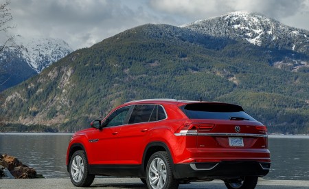 2020 Volkswagen Atlas Cross Sport SEL (Color: Aurora Red) Rear Three-Quarter Wallpapers 450x275 (66)