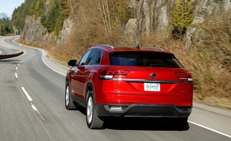 2020 Volkswagen Atlas Cross Sport SEL (Color: Aurora Red) Rear Three-Quarter Wallpapers 450x275 (57)