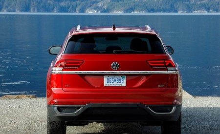 2020 Volkswagen Atlas Cross Sport SEL (Color: Aurora Red) Rear Wallpapers 450x275 (67)