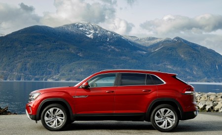 2020 Volkswagen Atlas Cross Sport SEL (Color: Aurora Red) Side Wallpapers 450x275 (68)