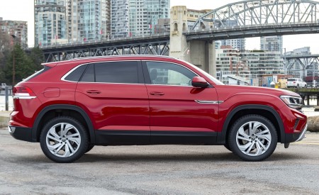 2020 Volkswagen Atlas Cross Sport SEL (Color: Aurora Red) Side Wallpapers 450x275 (69)