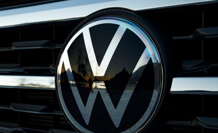 2020 Volkswagen Atlas Cross Sport SEL Premium R Line (Color: Pure Gray) Badge Wallpapers 450x275 (33)