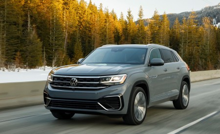 2020 Volkswagen Atlas Cross Sport SEL Premium R Line (Color: Pure Gray) Front Three-Quarter Wallpapers 450x275 (9)