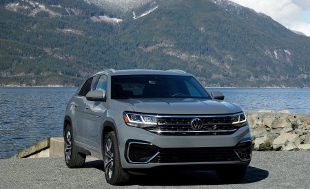 2020 Volkswagen Atlas Cross Sport SEL Premium R Line (Color: Pure Gray) Front Three-Quarter Wallpapers 450x275 (18)