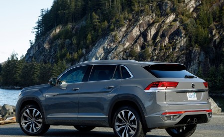 2020 Volkswagen Atlas Cross Sport SEL Premium R Line (Color: Pure Gray) Rear Three-Quarter Wallpapers 450x275 (21)