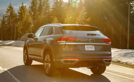 2020 Volkswagen Atlas Cross Sport SEL Premium R Line (Color: Pure Gray) Rear Three-Quarter Wallpapers 450x275 (12)