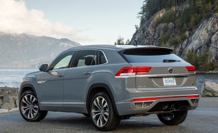 2020 Volkswagen Atlas Cross Sport SEL Premium R Line (Color: Pure Gray) Rear Three-Quarter Wallpapers 450x275 (22)