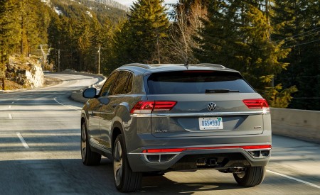 2020 Volkswagen Atlas Cross Sport SEL Premium R Line (Color: Pure Gray) Rear Three-Quarter Wallpapers 450x275 (13)