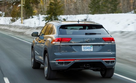 2020 Volkswagen Atlas Cross Sport SEL Premium R Line (Color: Pure Gray) Rear Three-Quarter Wallpapers 450x275 (7)