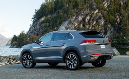 2020 Volkswagen Atlas Cross Sport SEL Premium R Line (Color: Pure Gray) Rear Three-Quarter Wallpapers 450x275 (23)