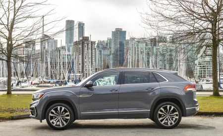 2020 Volkswagen Atlas Cross Sport SEL Premium R Line (Color: Pure Gray) Side Wallpapers 450x275 (25)