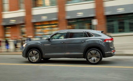 2020 Volkswagen Atlas Cross Sport SEL Premium R Line (Color: Pure Gray) Side Wallpapers 450x275 (15)