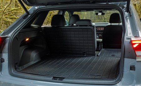 2020 Volkswagen Atlas Cross Sport SEL Premium R Line (Color: Pure Gray) Trunk Wallpapers 450x275 (46)