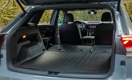 2020 Volkswagen Atlas Cross Sport SEL Premium R Line (Color: Pure Gray) Trunk Wallpapers 450x275 (48)