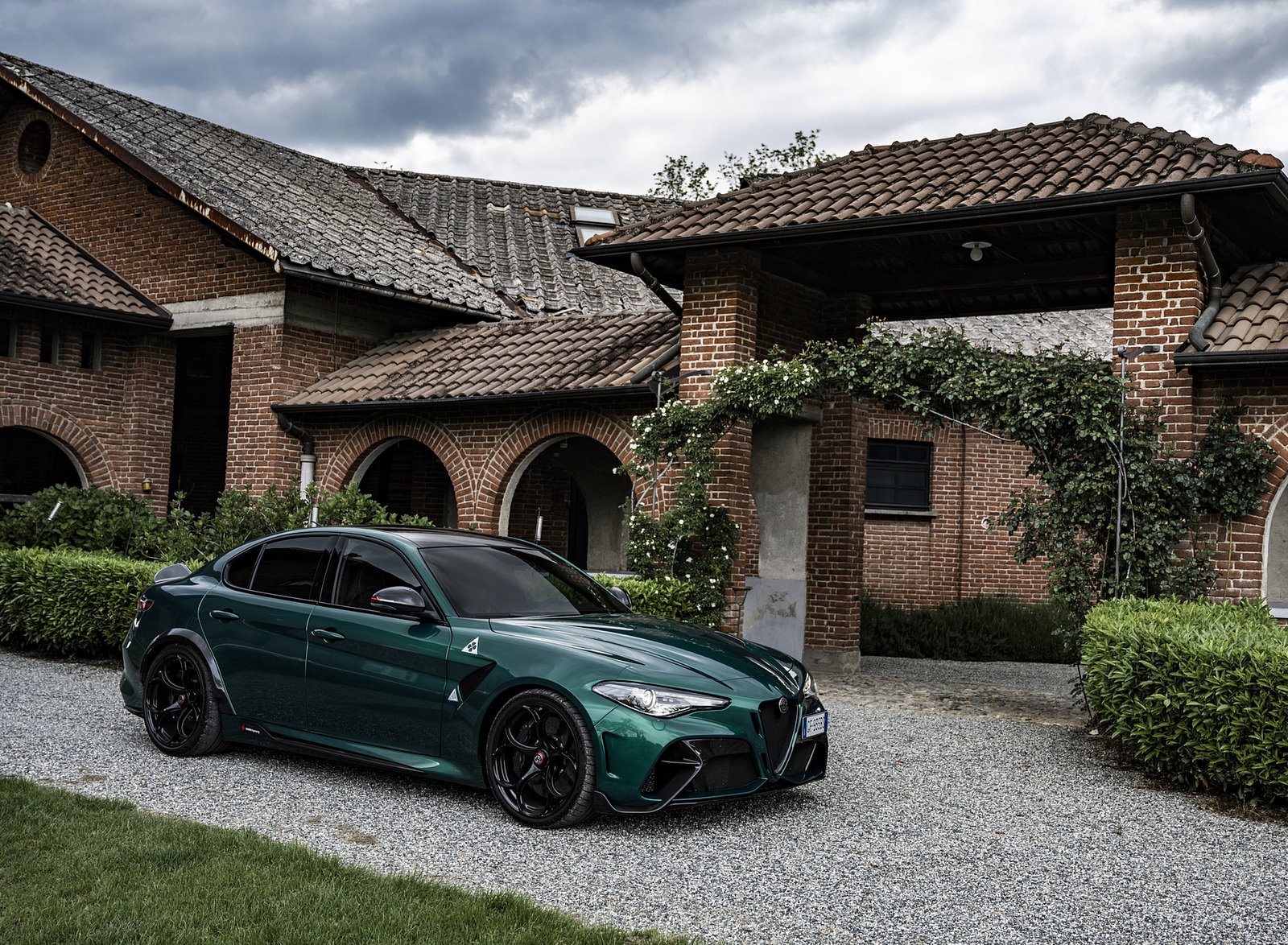 2021 Alfa Romeo Giulia GTA (Color: Montreal Green) Front Three-Quarter Wallpapers (7)