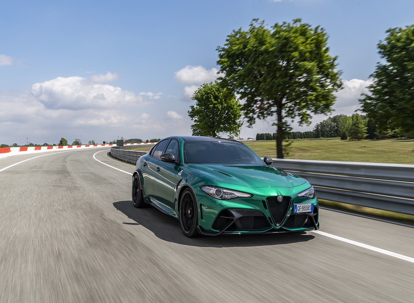 2021 Alfa Romeo Giulia GTA (Color: Montreal Green) Front Three-Quarter Wallpapers (2)