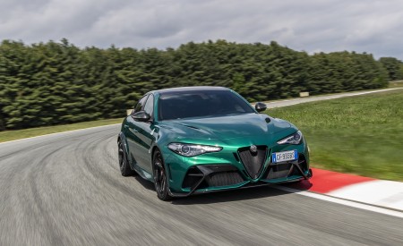 2021 Alfa Romeo Giulia GTA (Color: Montreal Green) Front Three-Quarter Wallpapers 450x275 (4)