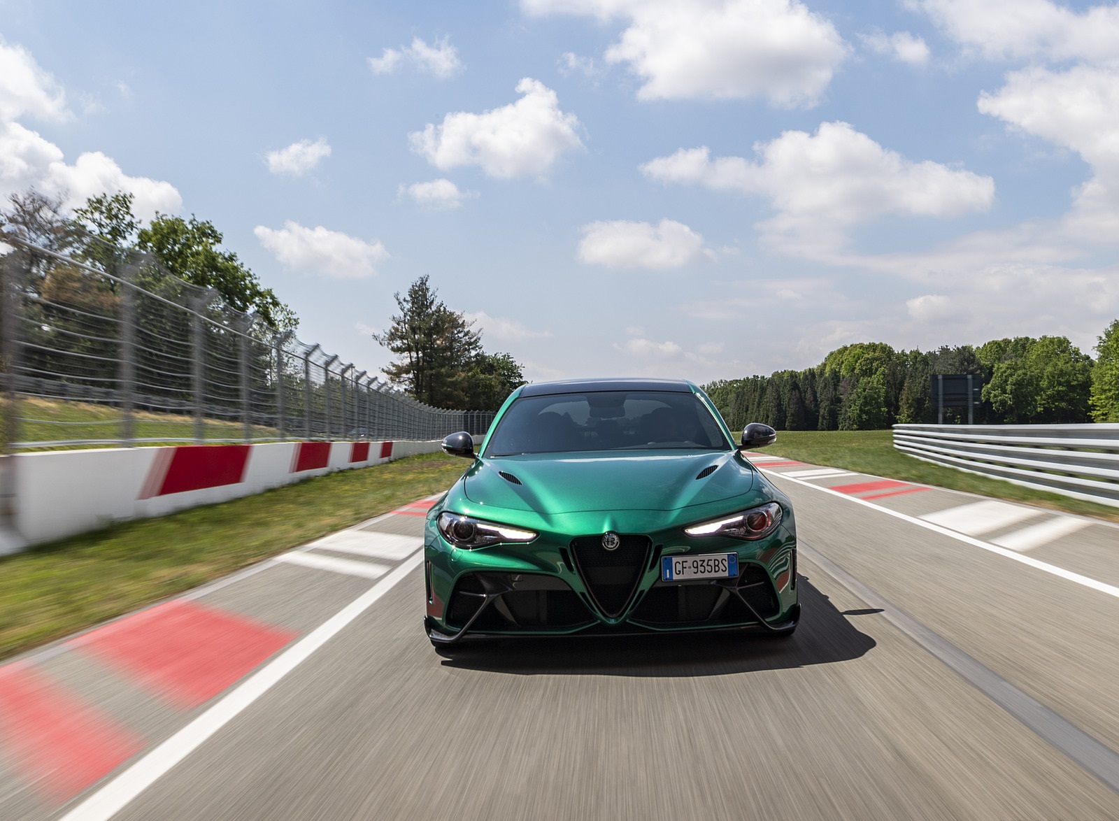 2021 Alfa Romeo Giulia GTA (Color: Montreal Green) Front Wallpapers (5)