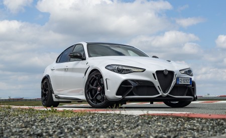 2021 Alfa Romeo Giulia GTA (Color: Trofeo White) Front Three-Quarter Wallpapers 450x275 (14)