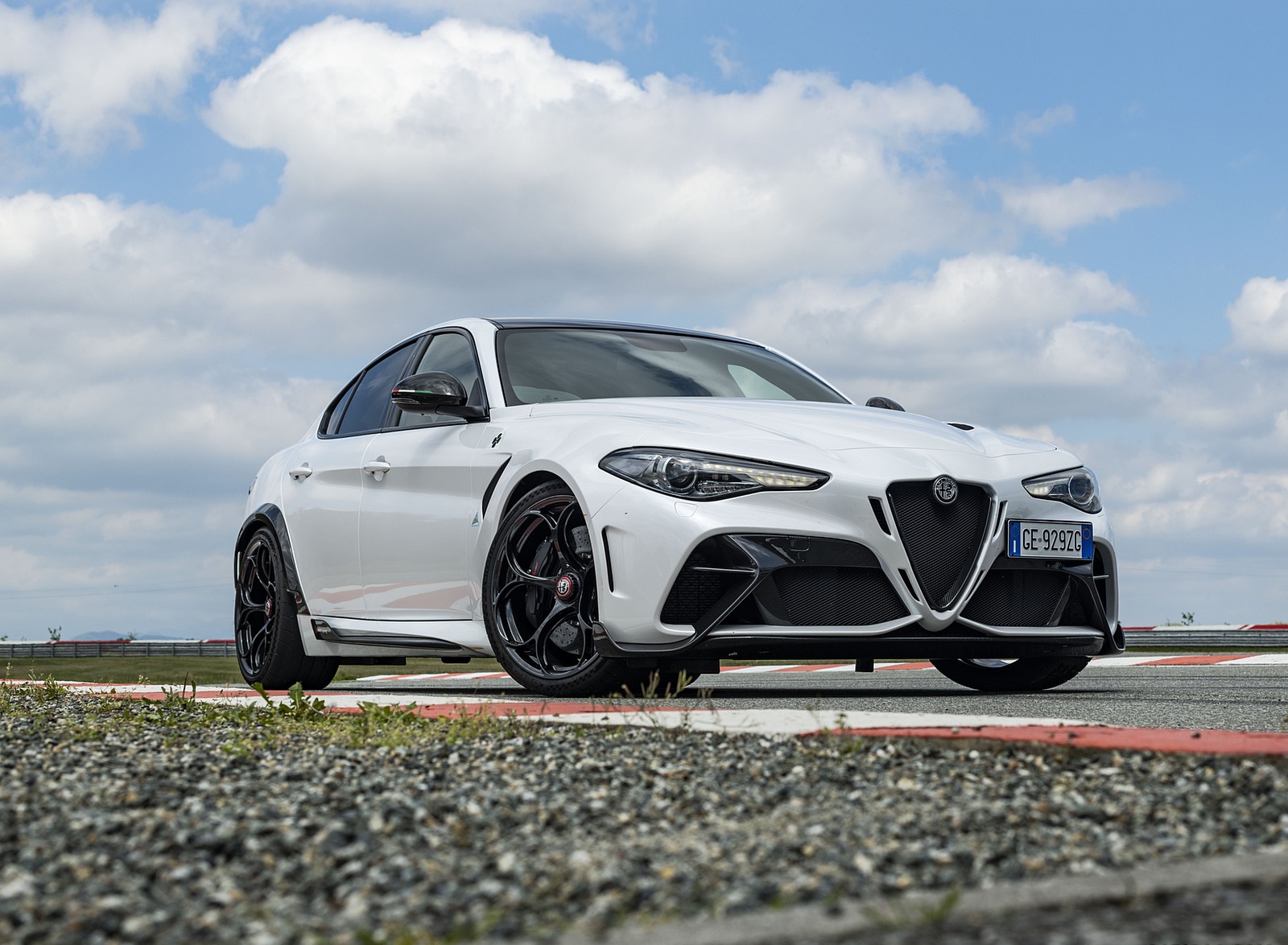 2021 Alfa Romeo Giulia GTA (Color: Trofeo White) Front Three-Quarter Wallpapers (14)