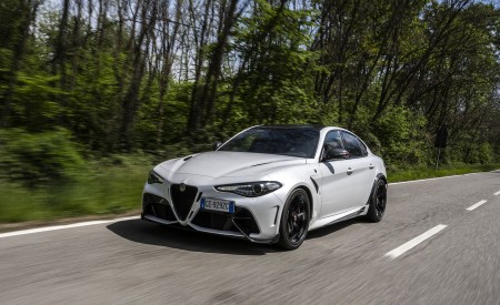 2021 Alfa Romeo Giulia GTA (Color: Trofeo White) Front Three-Quarter Wallpapers 450x275 (13)