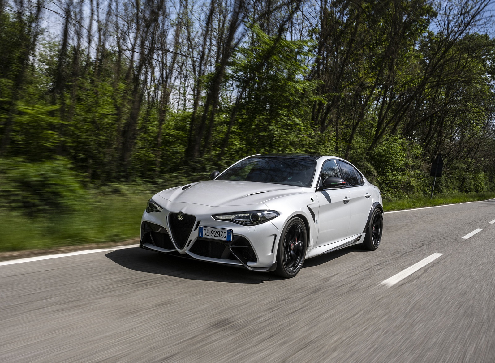 2021 Alfa Romeo Giulia GTA (Color: Trofeo White) Front Three-Quarter Wallpapers (13)