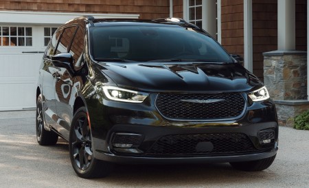 2021 Chrysler Pacifica Limited S AWD Front Three-Quarter Wallpapers 450x275 (17)