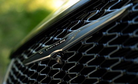 2021 Chrysler Pacifica Limited S AWD Grill Wallpapers 450x275 (29)