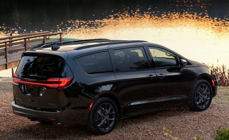 2021 Chrysler Pacifica Limited S AWD Rear Three-Quarter Wallpapers 450x275 (13)