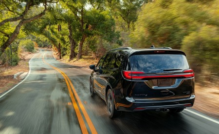 2021 Chrysler Pacifica Limited S AWD Rear Wallpapers 450x275 (7)