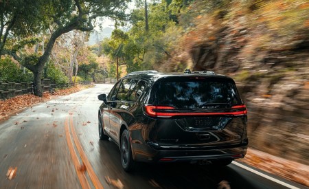 2021 Chrysler Pacifica Limited S AWD Rear Wallpapers 450x275 (8)