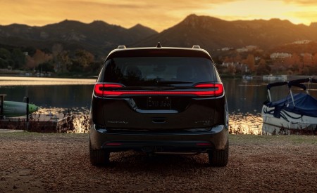 2021 Chrysler Pacifica Limited S AWD Rear Wallpapers 450x275 (14)