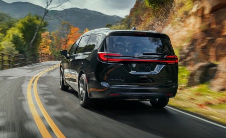 2021 Chrysler Pacifica Limited S AWD Rear Wallpapers 450x275 (9)