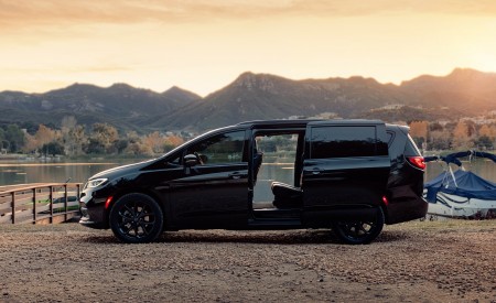 2021 Chrysler Pacifica Limited S AWD Side Wallpapers 450x275 (16)