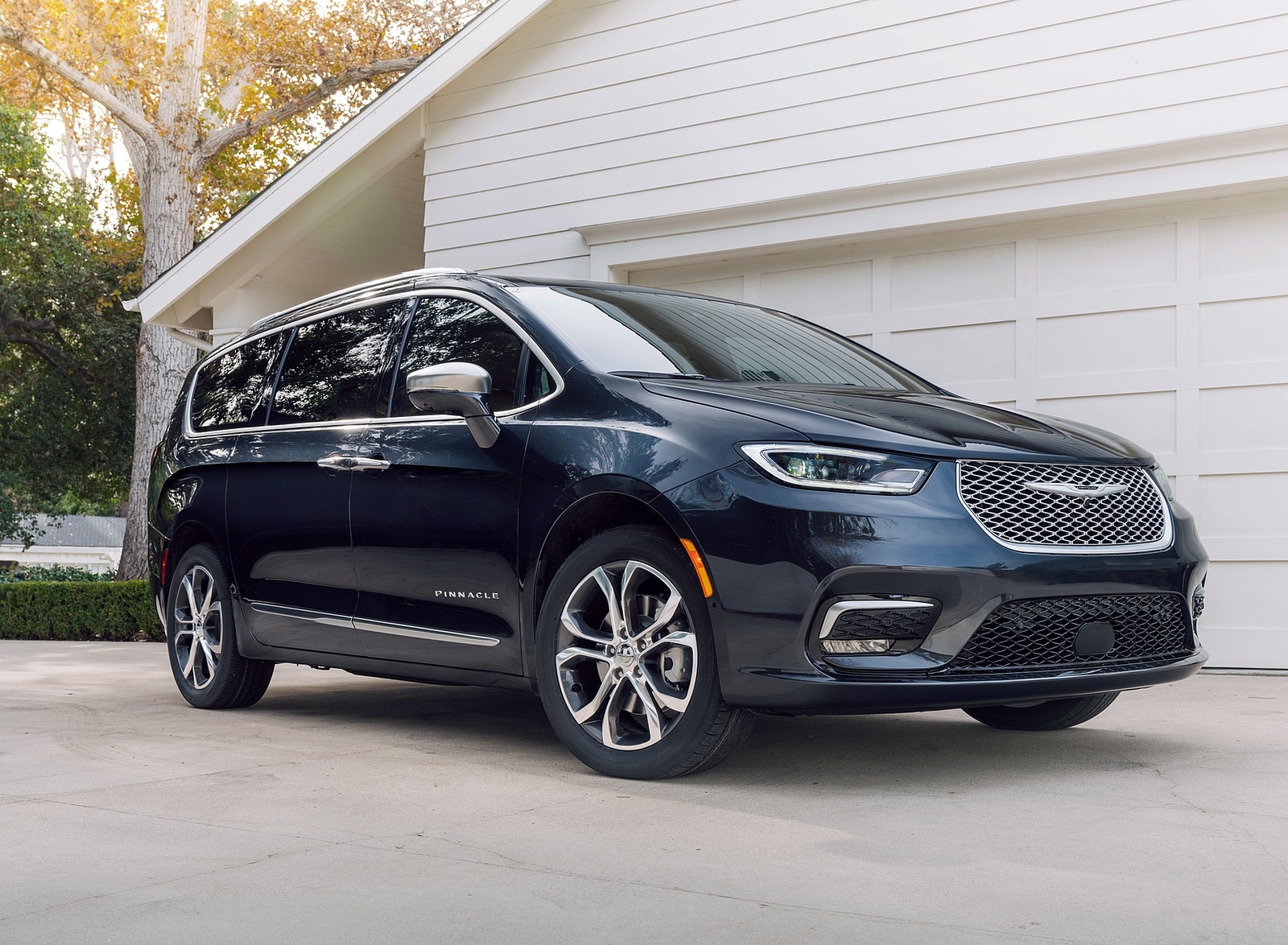 2021 Chrysler Pacifica Pinnacle AWD Front Three-Quarter Wallpapers (12)