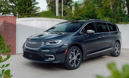 2021 Chrysler Pacifica Pinnacle AWD Front Three-Quarter Wallpapers 450x275 (13)