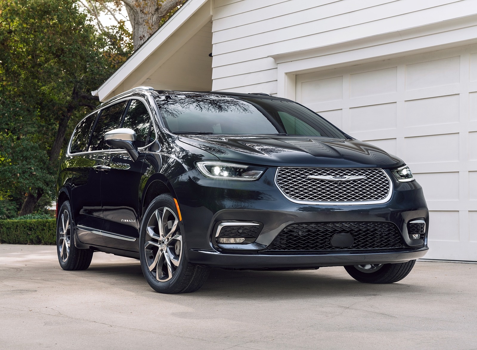 2021 Chrysler Pacifica Pinnacle AWD Front Three-Quarter Wallpapers (14)