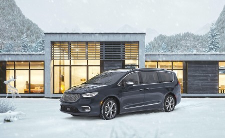 2021 Chrysler Pacifica Pinnacle AWD Front Three-Quarter Wallpapers 450x275 (27)